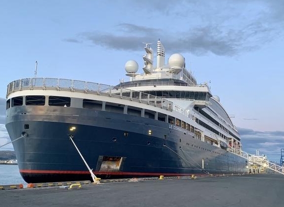 庞洛指挥官夏古号北极7个目的地14天-冰泳挑战极致之旅-世界唯一豪华破冰船-巴黎往返-斯瓦尔巴群岛-穿越海冰-抵达北纬90°地理北极点-新奥勒松科考站-斯匹次卑尔根西北部峡湾-极地皮划艇